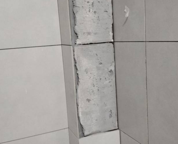 雨湖瓷砖空鼓维修公司分享下瓷砖施工前基层浇水润湿程度不足，可能导致以下问题